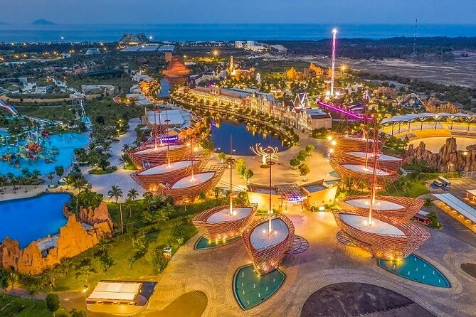 Nói đến Hội An, người ta hay nhớ ngay đến những mái nhà cổ bên dòng sông Hoài, hay những di sản mang dấu ấn ngàn năm. Nhưng Hội An không chỉ là nơi gìn giữ quá khứ – mà còn có một “mặt khác” tươi mới, sôi động và đầy màu sắc. VinWonders Nam Hội An chính là minh chứng sống động cho điều đó – một “thiên đường giải trí” đúng nghĩa, nơi mọi lứa tuổi đều có thể tìm thấy niềm vui.